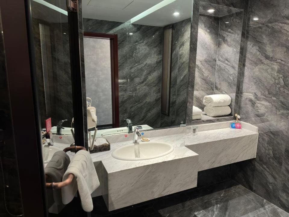 Beijing Jingyi Hotel Екстериор снимка