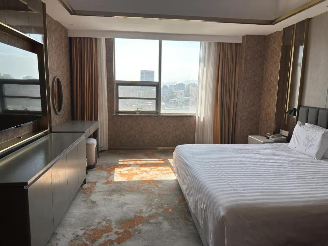 Beijing Jingyi Hotel Екстериор снимка